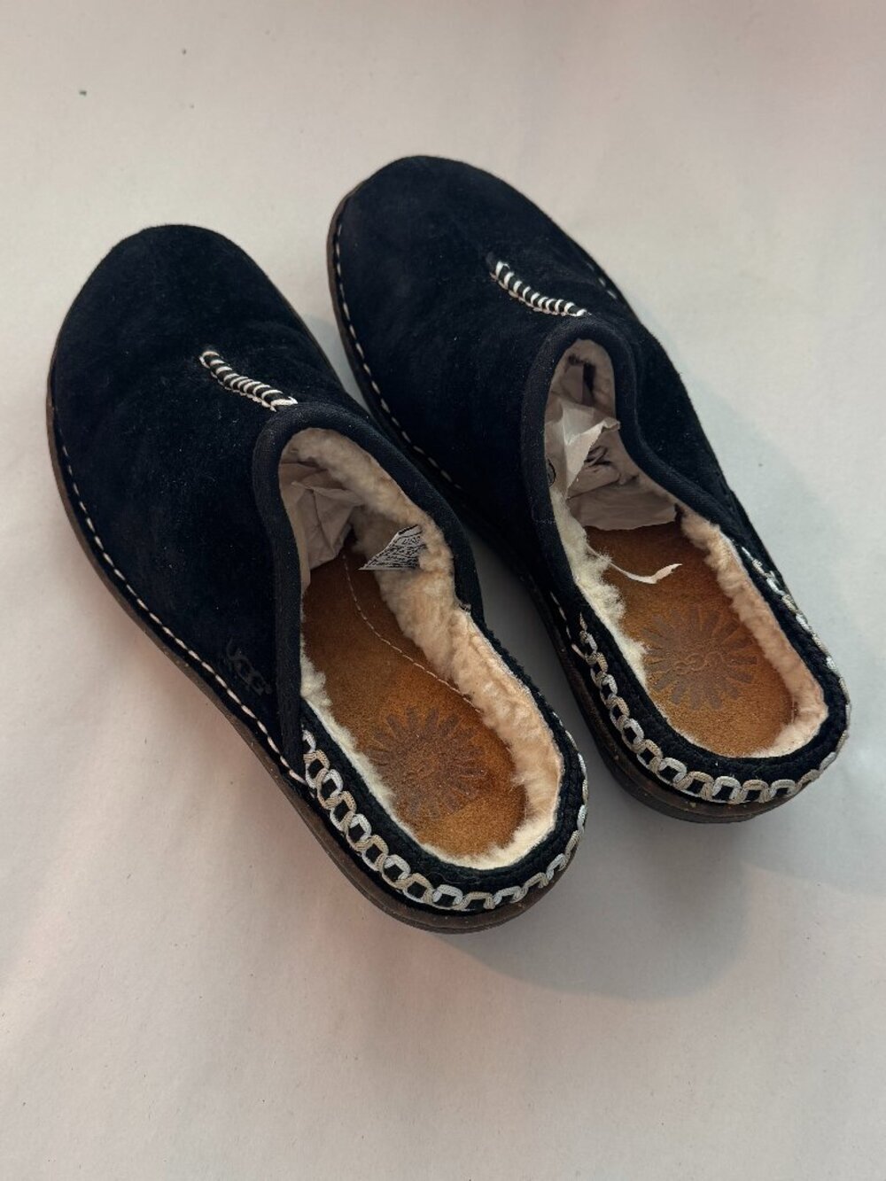 UGG Australia Slippers Women's Size 6 Black F8007D Leather & Genuine Sheepskin - Picture 8 of 13